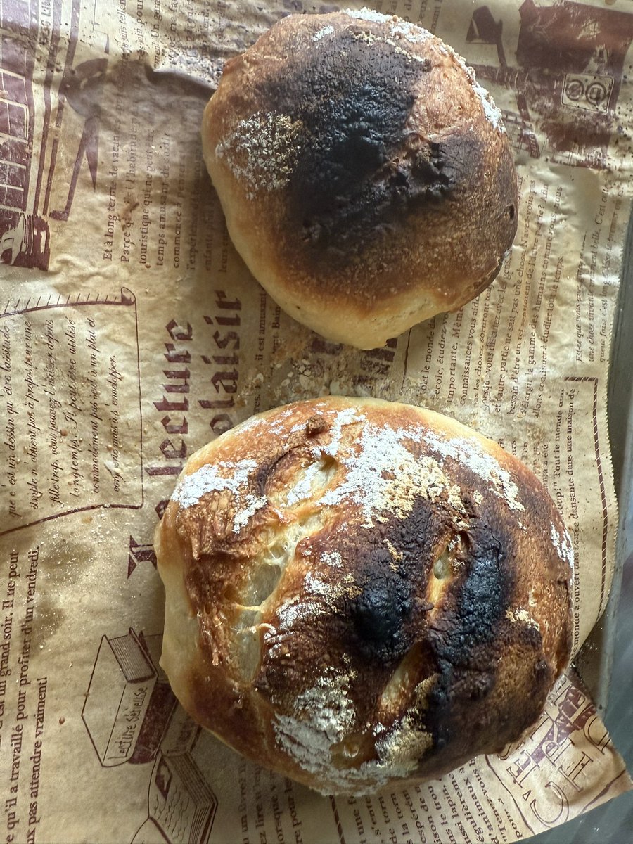 kotakinako's tweet photo. 🥖ブランチには自家製のパン
#フォカッチャ #カンパーニュ
#ブランチ #ベイク https://t.co/2sKj9jBFHj