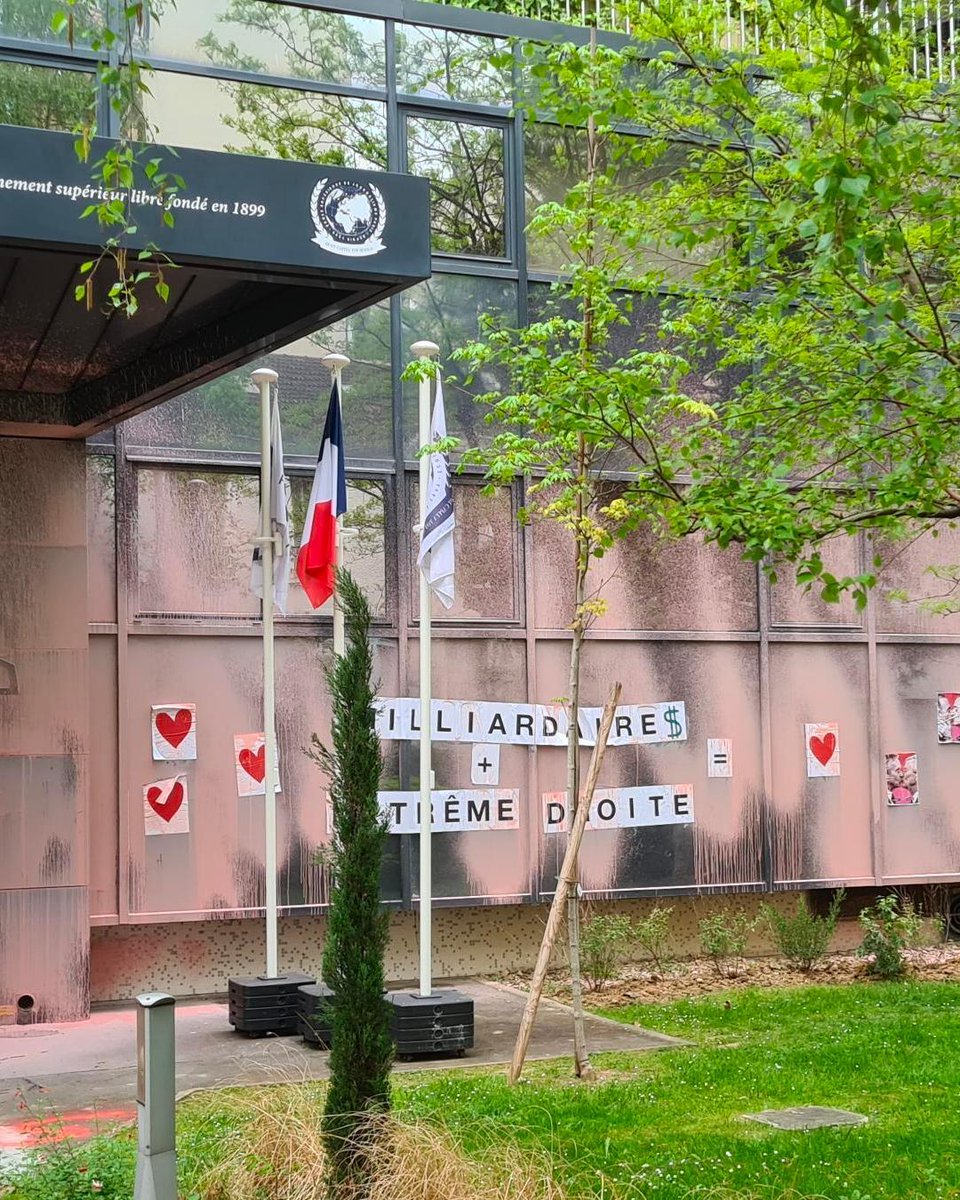 lessoulevements's tweet photo. L'ESJ Paris se bollorise : une intervention antifa fait fermer l'école pour ses portes ouvertes !

🔴L’École Supérieure de Journalisme de Paris, détenue par un consortium de milliardaires (Bolloré, Arnault, Saadé, Dassault..) s'est fait sacrément repeindre sa devanture vendredi. https://t.co/ZrY3nZ3jqe