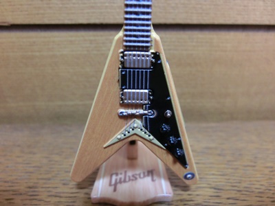 akirax_rising80's tweet photo. ギター界隈で流行っている「Gibson Miniature Collection」を2つ購入しました。『1958 Korina Flying V / Natural』『1961 SG Standard / Cherry Red』です。売り切れ寸前でした。
#Gibson
#MiniatureCollection
#ギブソン
#ミニチュアコレクション
#BANDAI
#ガシャポン
#1/12
#500円 https://t.co/PebGxv3Qge
