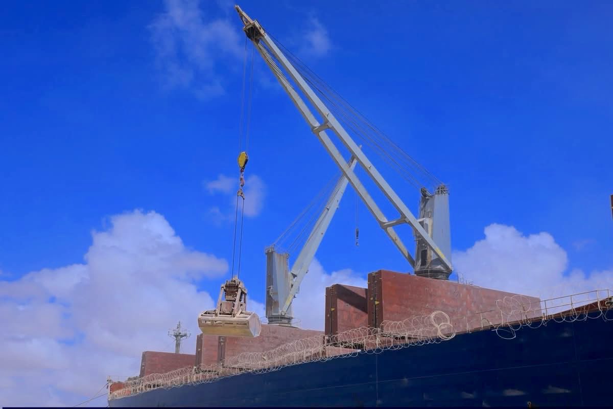 NinCigale's tweet photo. Bulk carrier loading construction aggregate at Garacad Port ⚓️

A ship this size can carry 25,000–35,000 tons in one shipment — a strong sign of the port’s operational capacity. Garacad is Somalia’s only major port built without foreign management or direct government https://t.co/OuGZsxdNnp