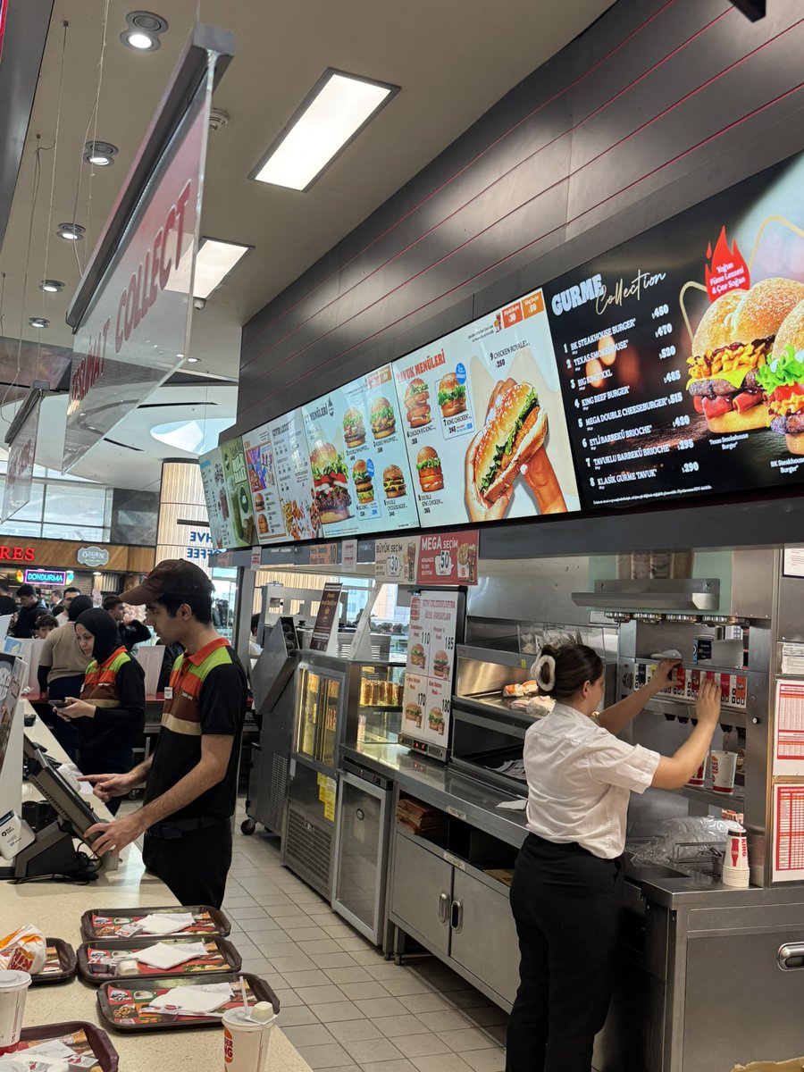 CrkzBey's tweet photo. Sur yapı BurgerKing denilen şitketten big King menü aldım eski ürün soguk verildi iade ettim gözümün önünde ısıttı verdi değişim dedim dalga gecer gibi yüzüme bakıyorlar @tabgidakurumsal @BurgerKing  rezil firmasınız 2 menüye 700 tl alıyorsunuz hizmet kötü sağlık sıfır… https://t.co/0eeiT8I9eH
