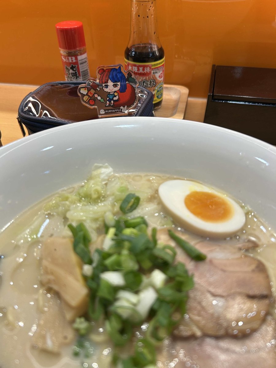 rubyapple0708's tweet photo. 最近我們會紀錄在家裡煮或是在外面吃吃喝喝幫飯友紀錄生活！目前還有庫存！歡迎在官網購買或是留言詢問喔！
一起帶著寶石蘋果的飯友吃吃喝喝吧！
#飯友 #飽食蘋果 https://t.co/f4fbYp9OXq