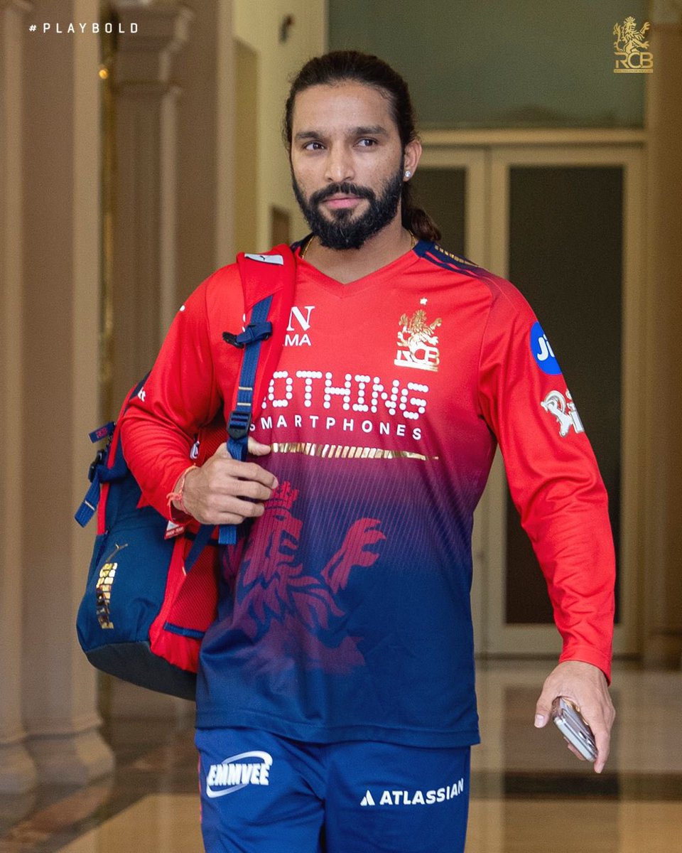 InfoCricX's tweet image. #InPics from Royal Challengers Bengaluru 🔥

All set and suited up as they head to the iconic Wankhede Stadium for the big clash vs Mumbai Indians 💙❤️

What a classy look from the squad — confidence, style, and match-day vibes on point! 😎✨

Who are you backing today? 🤔

#RCB
