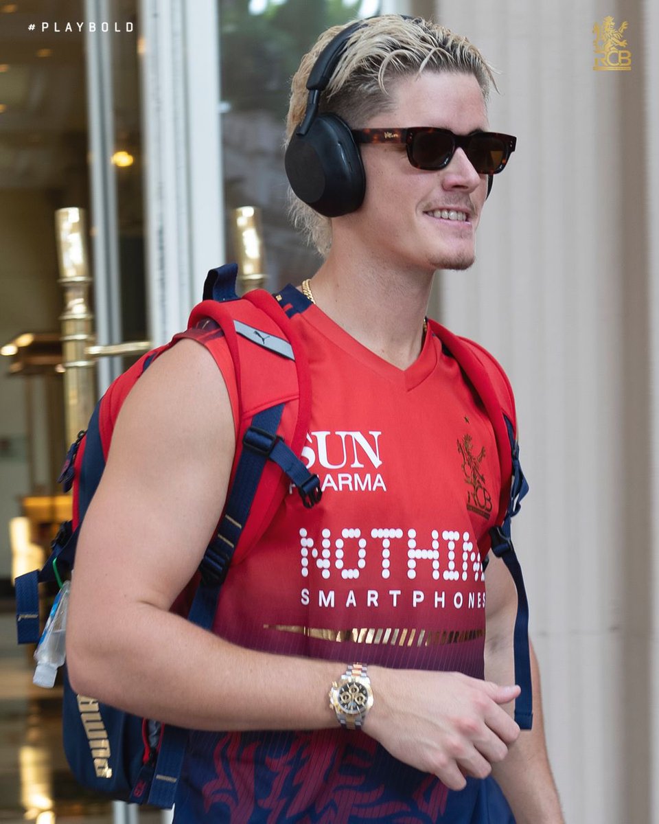 InfoCricX's tweet image. #InPics from Royal Challengers Bengaluru 🔥

All set and suited up as they head to the iconic Wankhede Stadium for the big clash vs Mumbai Indians 💙❤️

What a classy look from the squad — confidence, style, and match-day vibes on point! 😎✨

Who are you backing today? 🤔

#RCB