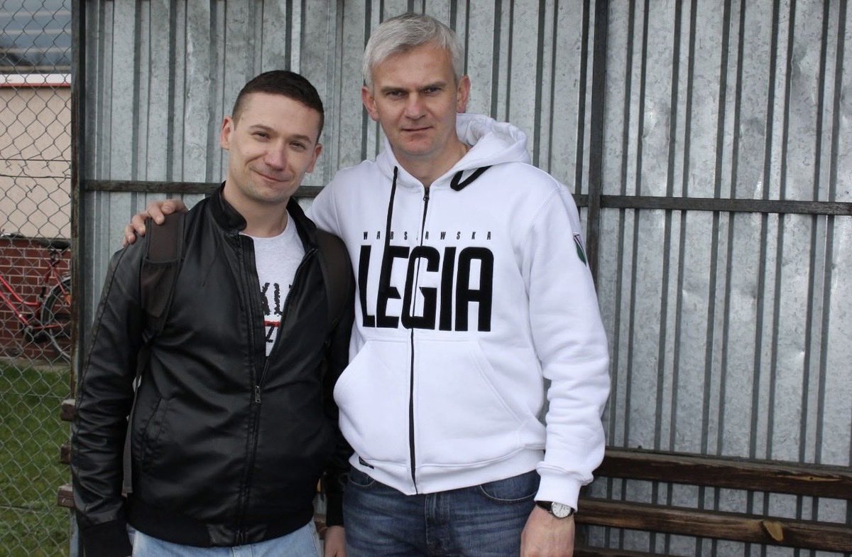 hubert_90's tweet photo. 12 lat temu poprosiłem Jacka Magierę o zdjęcie. Ale dopiero teraz zwróciłem uwagę na jedną małą rzecz. Na rękę na moim ramieniu. Ojcowskie objęcie. I taki był dla wszystkich swoich podopiecznych. Jak ojciec. https://t.co/69yuevuKRQ