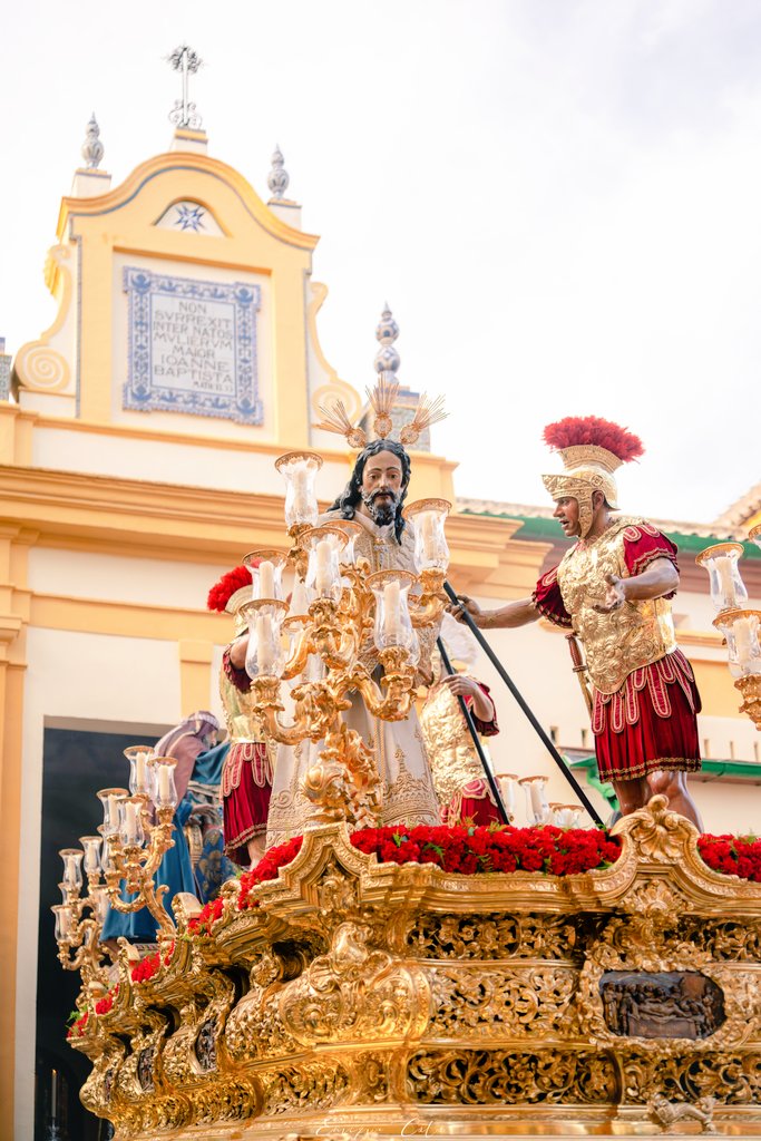 encotjim's tweet photo. Silencio Blanco ante el Desprecio humano...

@Hdad_Amargura 
@3Caidas_Triana 

#ssantasevilla26 #semanasantasevilla2026 #ssantasevilla2026 https://t.co/yekx8CTaMi