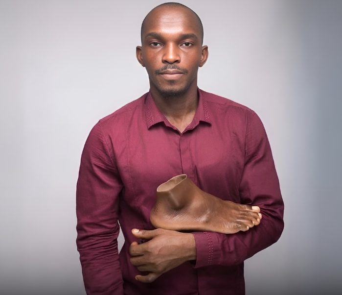 AfricanHub_'s tweet photo. John Amanam is a Nigerian sculptor who makes realistic prosthetics designed for darker skin tones.

His journey started when his brother lost part of his hand and they were unable to find a suitable matching prosthetic, which led him to create one himself.

Through his brand, Immortal Cosmetic Art, he now creates lifelike body parts for clients in Nigeria and other countries.

His work is helping address a significant gap in representation by providing prosthetics that closely match people’s skin tone.