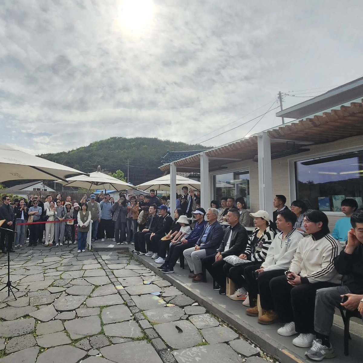 deabullsh0408's tweet photo. #평산책방
<책방 마당에서 같이 놀자,
함께 모여 책을 읽으면서 놀자!> 🌻
이번 주를  마무리하는 일요일 오후, 책방 마당에 모여 그림책을 읽었습니다.
세 권의 그림책을 함께 읽었습니다. https://t.co/WEwk6tNNnT