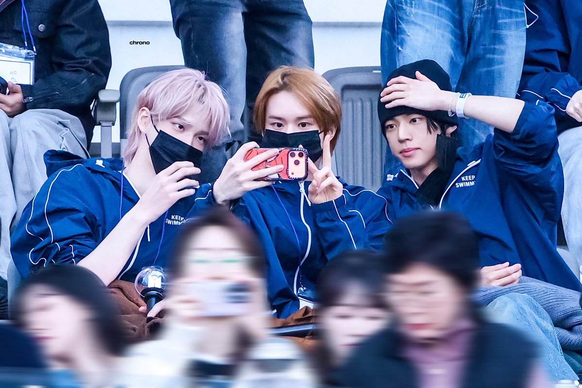 ( 경신도 셀카 기다림 상태 ) 

.. 🧎‍♀️🧎‍♀️🧎‍♀️