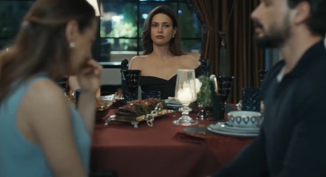 yaldizdam's tweet image. يعني مااشوف فرق بين المشهدين واحد جايبها لنفس المكان الي تدمىرت بيها حياتها والثاني ينتىقم منها ويقهرها الاثنين جالسين يضغطون عليها نفسيا وهي الضحية بينهم 🤷‍♀️
#Yeraltı #Ceylan