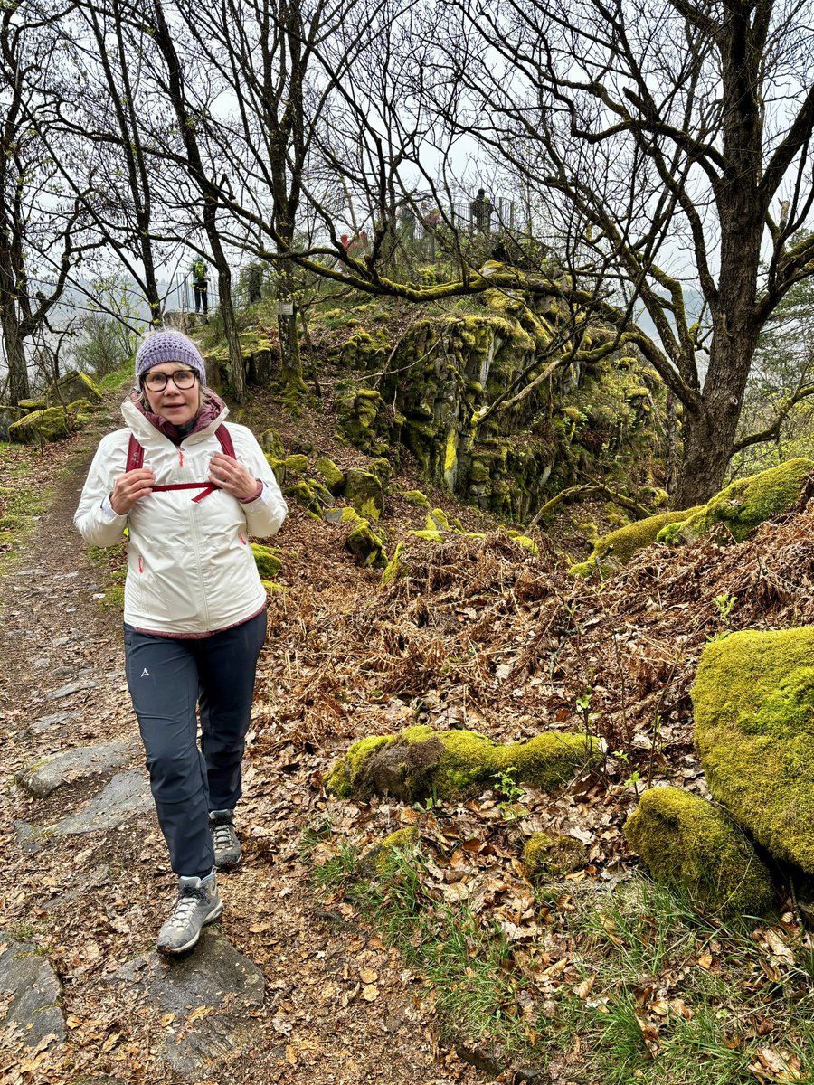 Kirsi_HoSt's tweet photo. Wanderung bei Nieselregen und frischen 10 Grad von Geiseck durch den Säulenwald hinauf zum Peilstein. Oben angekommen wurden wir mit einer beeindruckende Aussicht Richtung Burg Stockenfels belohnt. 
Das absolute Highlight war das steinerne Gesicht, das uns am Wegesrand begrüßte. https://t.co/xF8BtsMMu2