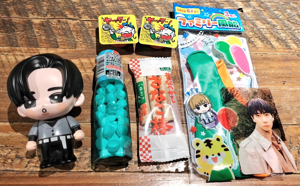 お友達に、めめの地元の駄菓子屋に連れて行ってもらった🖤 めめが昔