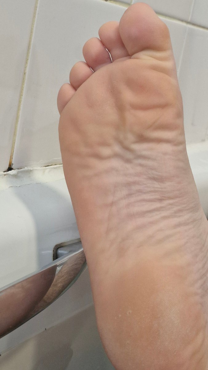 #Sundaysoles #Toes #Feet could do with someone to come play and worship them today 😉😋