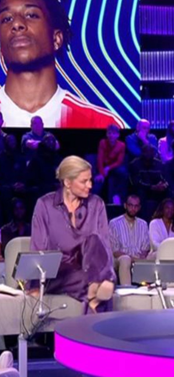 chemsier's tweet image. Laure Boulleau- 08.04.2026

La très belle @laureboulleau lors de l'émission canal champions club 
😍

#chemisier #blouse #satin #soie