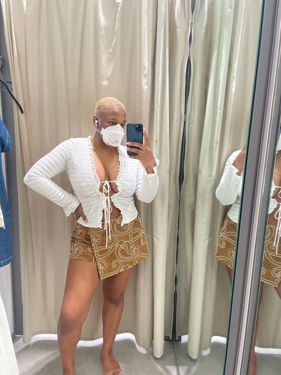 jalessahj's tweet image. Name: Jalessah
Location: Atlanta, GA 
COVID mitigations: N95 masks, air purifiers, RATs, social distancing 
Looking for: A shorty
Fun fact: I’m a priest of Osun, Ogun, and Obaluaye.

#CautiouslySpeedDating