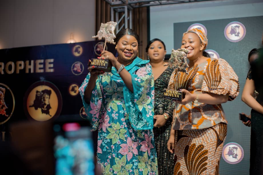 Norbertine70's tweet image. #PRIX DE LA MEILLEURE #FEMME #LEADER DE L’ANNÉE

Hier, à l’Hôtel Hilton de Kinshasa, l’honorable Norbertine Matanda a été honorée lors de la cérémonie de remise des trophées Mwasi ya Motuya, dans la catégorie Meilleure Femme Leader.

Ce prix récompense des femmes occupant des