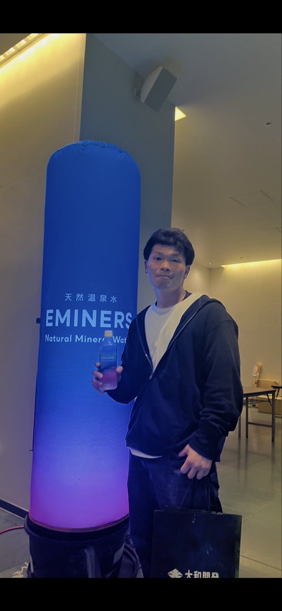 kenta_fighter's tweet photo. 後、RIZIN会場から帰る時に前回大阪で試合した三輪力斗君のスポンサーの方がRIZINの会場で自社製品の水配ってたの���宣伝です。　三輪力斗君も天���温泉水EMINERSさんも知ってもらえるとありがたいです🙇 https://t.co/Xw0HricZiB