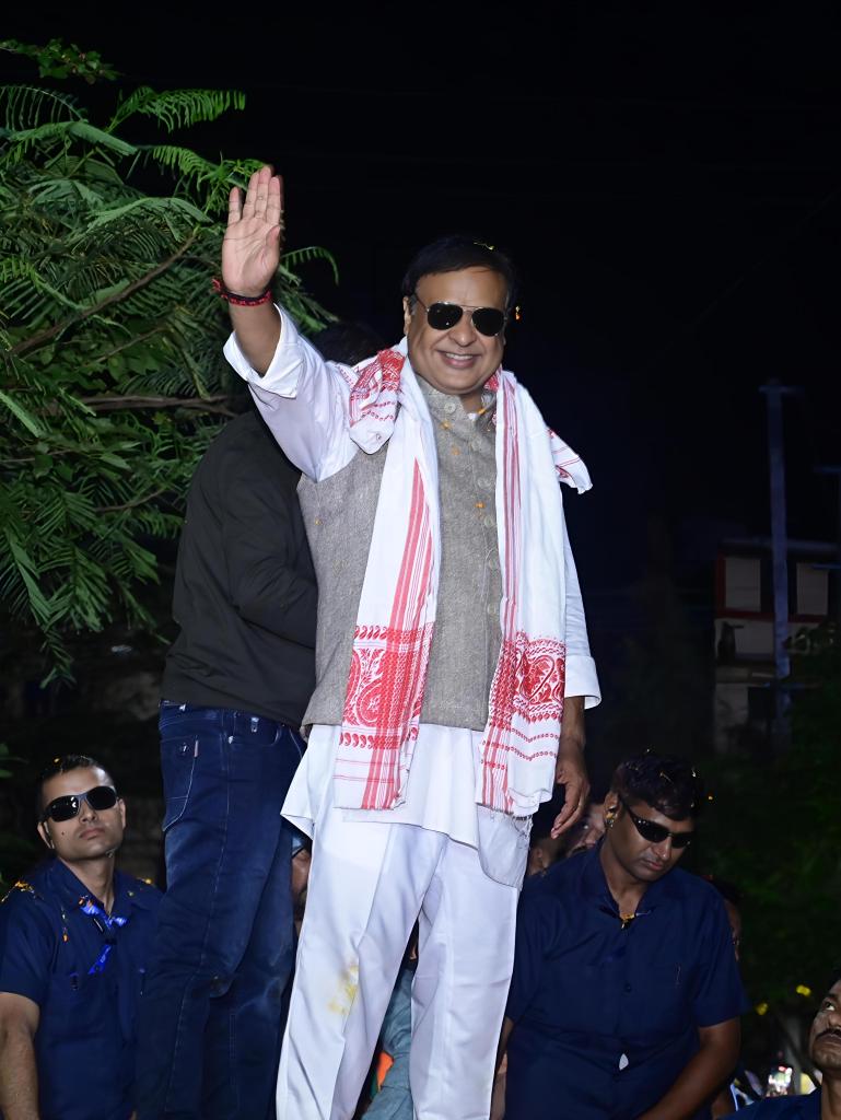 himantabiswa's tweet image. Had to keep the shades on, because Assam’s future is that bright 😎

#throwback