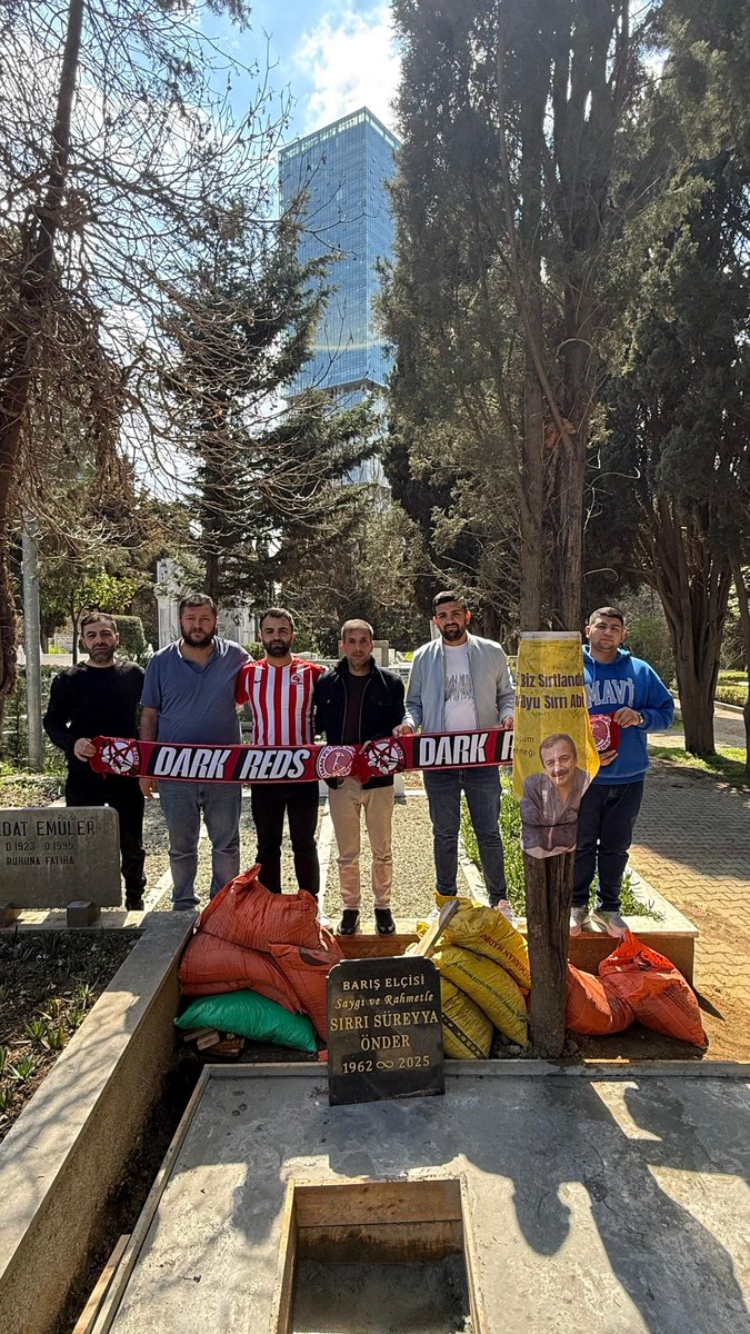 darkreds72's tweet photo. Batman Petrolspor Dark Reds Taraftar Grubu adına, şampiyonluğumuzu barışın ve kardeşliğin elçisi, Sayın Sırrı Süreyya Önder’e armağan ediyoruz. Bu zafer, yalnızca bir spor başarısı değil,barışa olan inancımızın da bir nişanesidir.
@cerenonder_

#batmanpetrolspor #darkredsgrubu https://t.co/3mo211p7z3