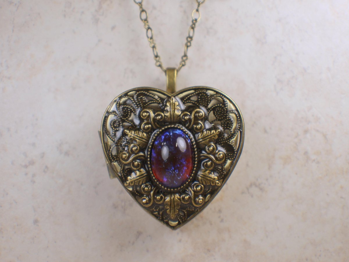 charsfavorite's tweet photo. Unlock the magic of music with our Red Dragons Breath Glass Opal Music Box Locket for just $100. A perfect blend of artistry and melody awaits you. #JewelryLovers #MusicBoxMagic

Shop Now https://t.co/UVBFpUXeVN https://t.co/R1ks5wBGt5