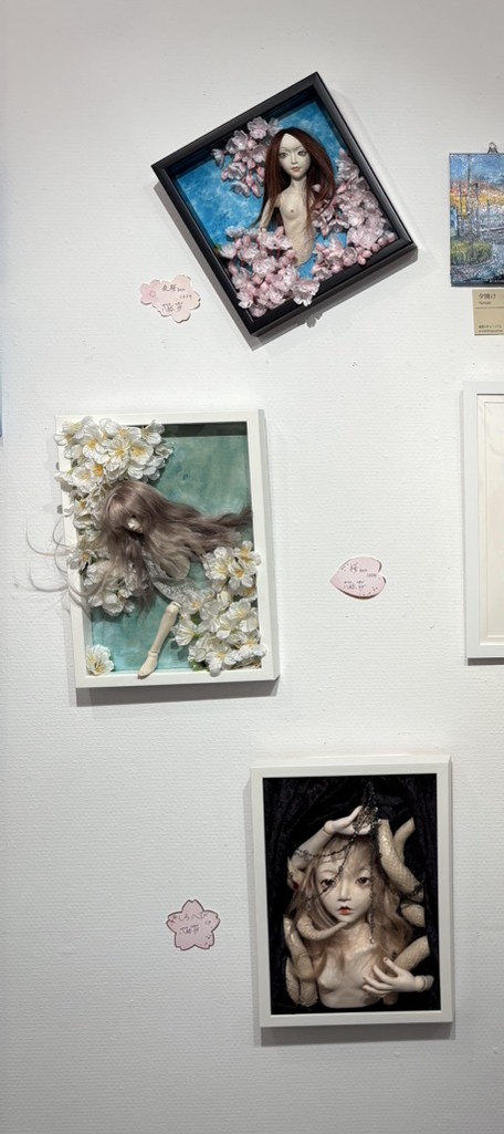 そして次の展示は
銀座奥野ビル202銀座ワンさんでの
スプリングアートフェスタ
2026年4月13日(月)~4月18日(土)
13:00~19:00[最終日17:00まで]
明日月曜からの開催です。
今回は旧作になりますが春らしい壁掛け作品での参加です。
今回もギャラリー内ぎっしりの賑やかな展示会になりました。