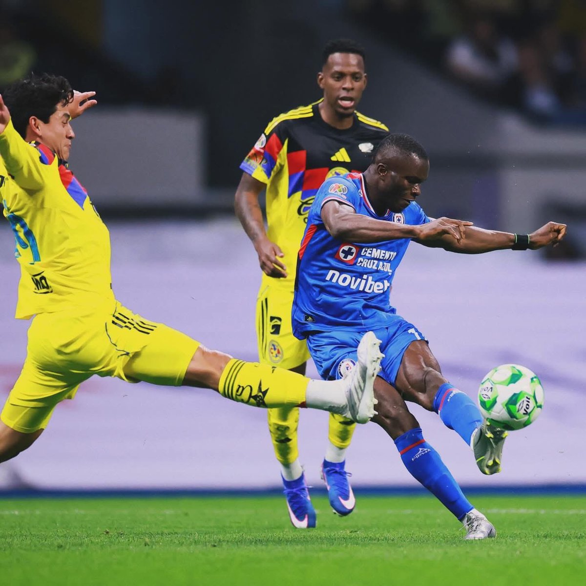Historia_Azul's tweet photo. ¡CHRISTIAN EBERE LEVANTA LA MANO EN EL MOMENTO CRÍTICO!

¡Un rayo de luz en medio de la tormenta! Christian Ebere ha decidido hablar donde mejor lo hace: en el césped. 

En sus últimas apariciones, el atacante no solo ha buscado el arco (como en su reciente gol de cumpleaños), sino que se ha mostrado sumamente participativo, pidiendo el balón, presionando la salida y rompiendo líneas con un despliegue físico que contagia. ✨