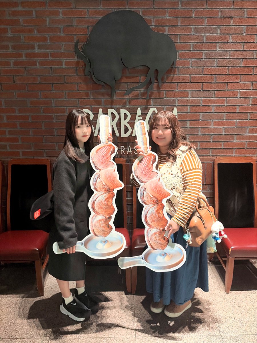 miko02xxx's tweet photo. 友達が大阪まで遊びに来てくれたので
美味しいお肉を食べてきました！！🥩✨
お店の前にフォトプロップス置いてあって、浮かれて店員さんに写真撮ってもらった🤭笑 https://t.co/J2dbXHqp2b