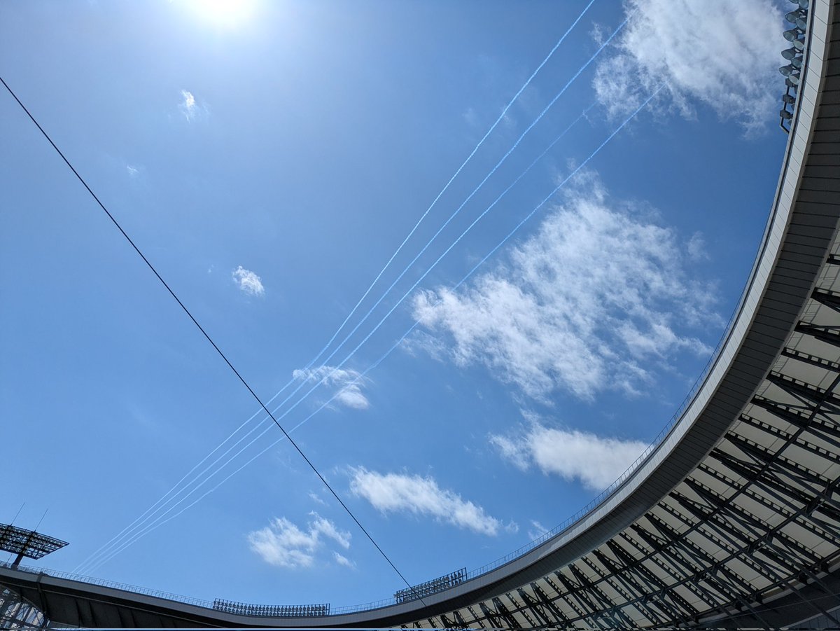 ファーム・リーグの試合観戦に行ったエコスタで、開始直前に4本並ぶ飛行機雲！まさかブルーインパルス？と思ったら熊本での飛行展示の帰りに、スモークでご挨拶してくれたというのを空友さんに教えていただきました。そんな事あるんですねぇ。金沢や富山でも見られたとの事、ラッキーでした🍀