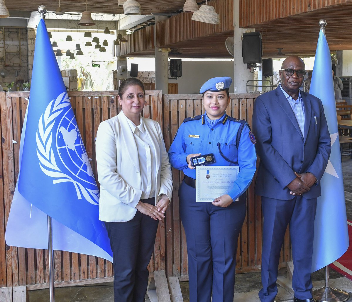UNSOS_'s tweet photo. 🇺🇳 16 uniformed personnel serving with @UNSOS_ & @UNTMIS_ have been awarded UN Special Medals today for distinguished service in #Somalia.

Representing Troop & Police Contributing Countries—🇧🇷 Brazil, 🇬🇭 Ghana, 🇮🇳 India, 🇰🇪 Kenya, 🇳🇵 Nepal, 🇳🇬 Nigeria, 🇸🇱 Sierra Leone, 🇹🇷 Türkiye, 🇺🇬 Uganda and 🇬🇧 the UK—the officers were recognised for their outstanding contribution to UN missions.

On behalf of the @UN community in Somalia, the Officer-in-Charge of @UNTMIS_, Raisedon Zenenga, commended the officers' professionalism, dedication, and contributions to advancing peace and state-building efforts in the country.