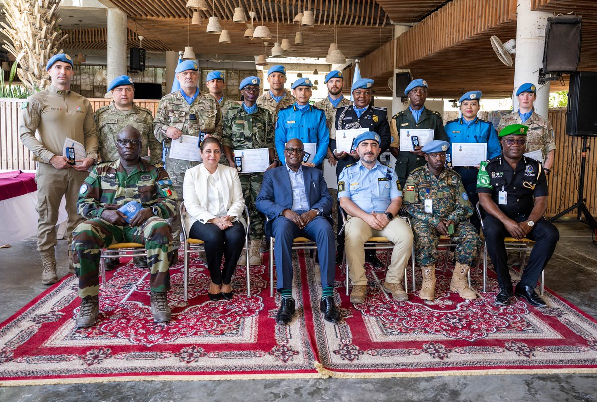 UNSOS_'s tweet photo. 🇺🇳 16 uniformed personnel serving with @UNSOS_ & @UNTMIS_ have been awarded UN Special Medals today for distinguished service in #Somalia.

Representing Troop & Police Contributing Countries—🇧🇷 Brazil, 🇬🇭 Ghana, 🇮🇳 India, 🇰🇪 Kenya, 🇳🇵 Nepal, 🇳🇬 Nigeria, 🇸🇱 Sierra Leone, 🇹🇷 Türkiye, 🇺🇬 Uganda and 🇬🇧 the UK—the officers were recognised for their outstanding contribution to UN missions.

On behalf of the @UN community in Somalia, the Officer-in-Charge of @UNTMIS_, Raisedon Zenenga, commended the officers' professionalism, dedication, and contributions to advancing peace and state-building efforts in the country.