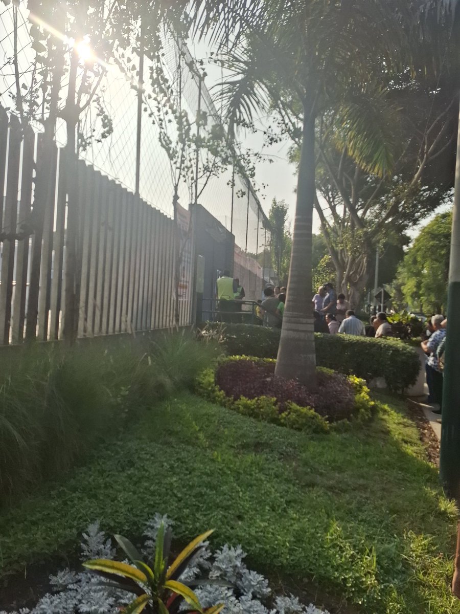 Marko9_'s tweet photo. Son 8:15 y no se abre el local para votar en Lince, se suponía que empezaba a las 7, y las cajas recién están llegando @ONPE_oficial @JNE_Peru https://t.co/EAcgBKrgKv
