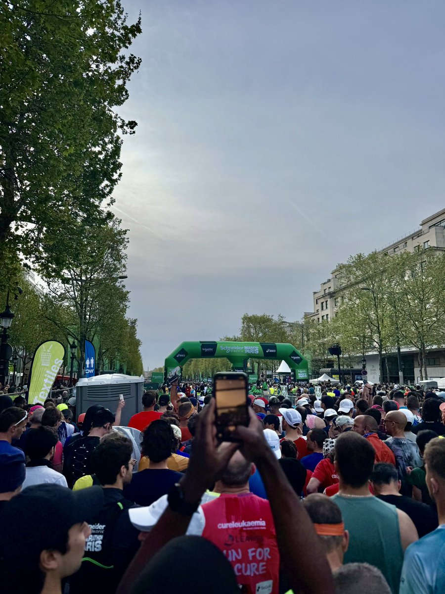 60 000 coureurs illuminent la Ville Lumière tout au long des 42,195 km de ce #MarathonDeParis ! 🤩

Bravo à chacune et à chacun.

Courage, abnégation, respect.