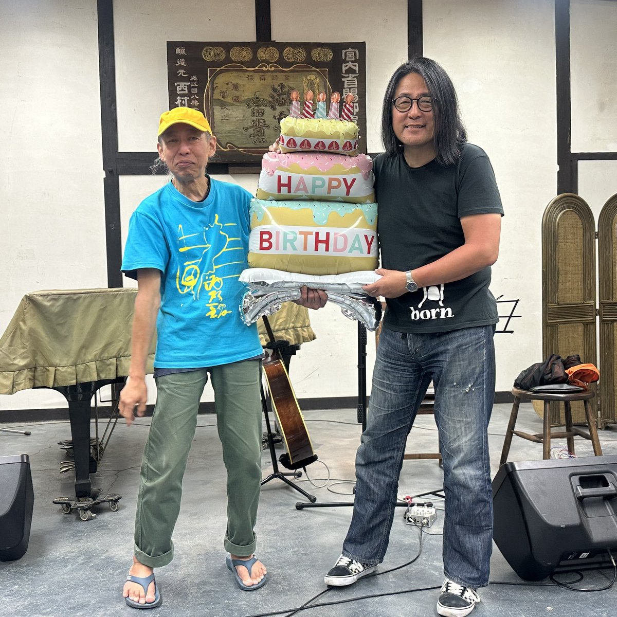 takeko_0123's tweet photo. ショーキチさんの弾く12弦の音色が大好きなんだけど、酒遊館で聴く音色が美しすぎて(🎹も！)やっぱりここは特別な場所だと思った。来て良かった。
お誕生日おめでとうございます🎂🎉
土曜日のISGも楽しみにしております。
#酒遊館
#石田ショーキチ
#誕麺 は沖縄の楚辺そば
#58歳 も素敵な1年を🍀 https://t.co/phBguerdzS