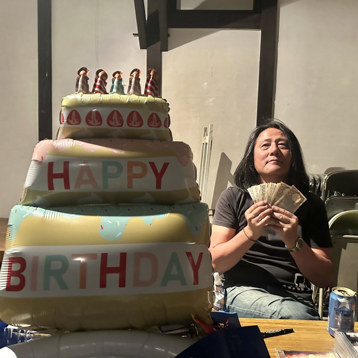 takeko_0123's tweet photo. ショーキチさんの弾く12弦の音色が大好きなんだけど、酒遊館で聴く音色が美しすぎて(🎹も！)やっぱりここは特別な場所だと思った。来て良かった。
お誕生日おめでとうございます🎂🎉
土曜日のISGも楽しみにしております。
#酒遊館
#石田ショーキチ
#誕麺 は沖縄の楚辺そば
#58歳 も素敵な1年を🍀 https://t.co/phBguerdzS