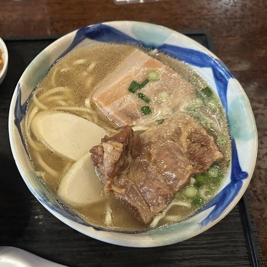 takeko_0123's tweet photo. ショーキチさんの弾く12弦の音色が大好きなんだけど、酒遊館で聴く音色が美しすぎて(🎹も！)やっぱりここは特別な場所だと思った。来て良かった。
お誕生日おめでとうございます🎂🎉
土曜日のISGも楽しみにしております。
#酒遊館
#石田ショーキチ
#誕麺 は沖縄の楚辺そば
#58歳 も素敵な1年を🍀 https://t.co/phBguerdzS