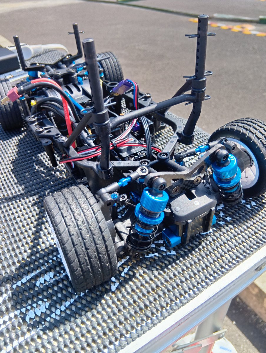 RC_TRE7's tweet photo. 来週が移転前ラストのレース、ということでBeetops。コースから5分ほどの所にある古民家カフェに寄って、昼前に到着。何と満員御礼の大盛況！
ピットはお外になりました。 https://t.co/yl5UQL2jR2