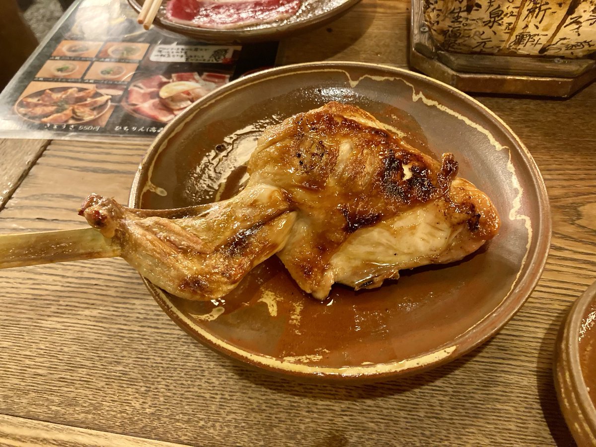 メインの山賊焼。
お酒の風味がする甘タレで、外がパリパリしててとても美味しかったです。 