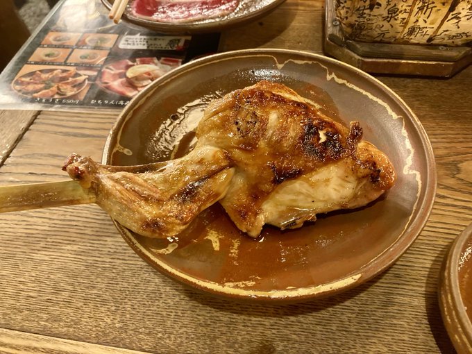 メインの山賊焼。
お酒の風味がする甘タレで、外がパリパリしててとても美味しかったです。 