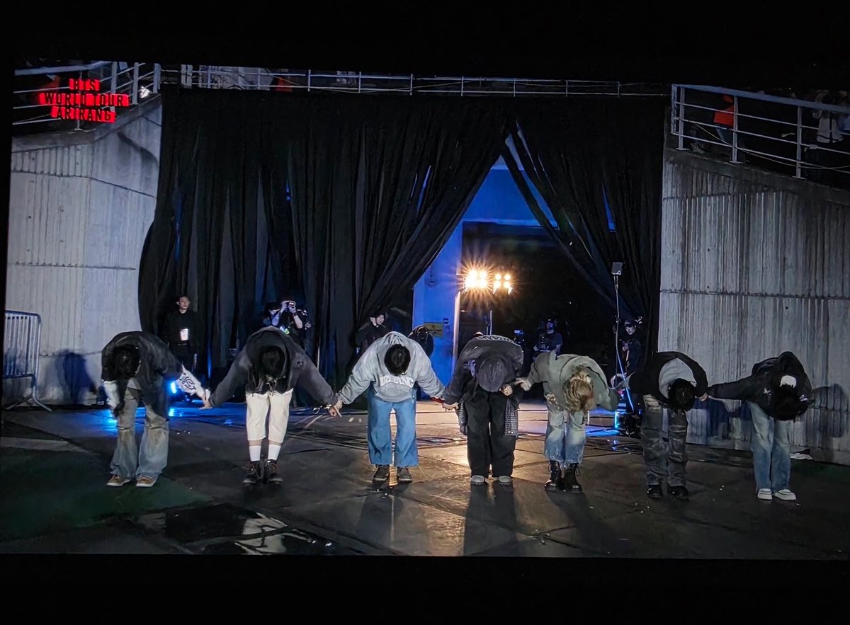 newlaif_army's tweet photo. 이 사진 왜 이렇게 울컥하냐 
마지막 퇴장 게이트 앞에서 잘 다녀오겠다는 인사겠지.. 
하.... 벌써 마음이 좀 그렇다 ㅠㅠ https://t.co/hAEdwKUc2k