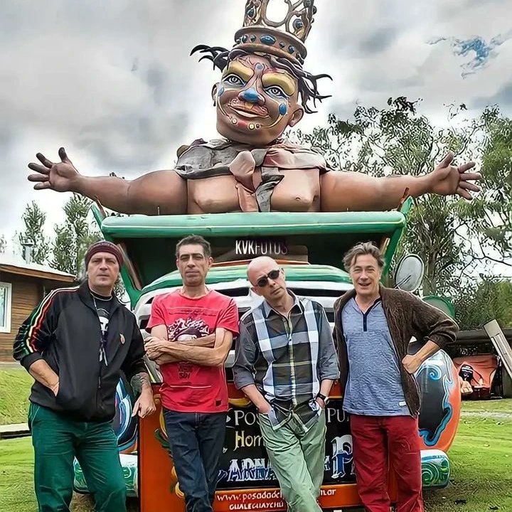 Un 12 Abril, pero del año 2014 nuestros corazones se paralizaron por un instante. Durante la misa de Gualeguaychú, el indio invito al escenario a viejos compañeros de batalla. Casi la totalidad de Patricio Rey y sus Redonditos de ricota estuvieron presentes en el escenario
