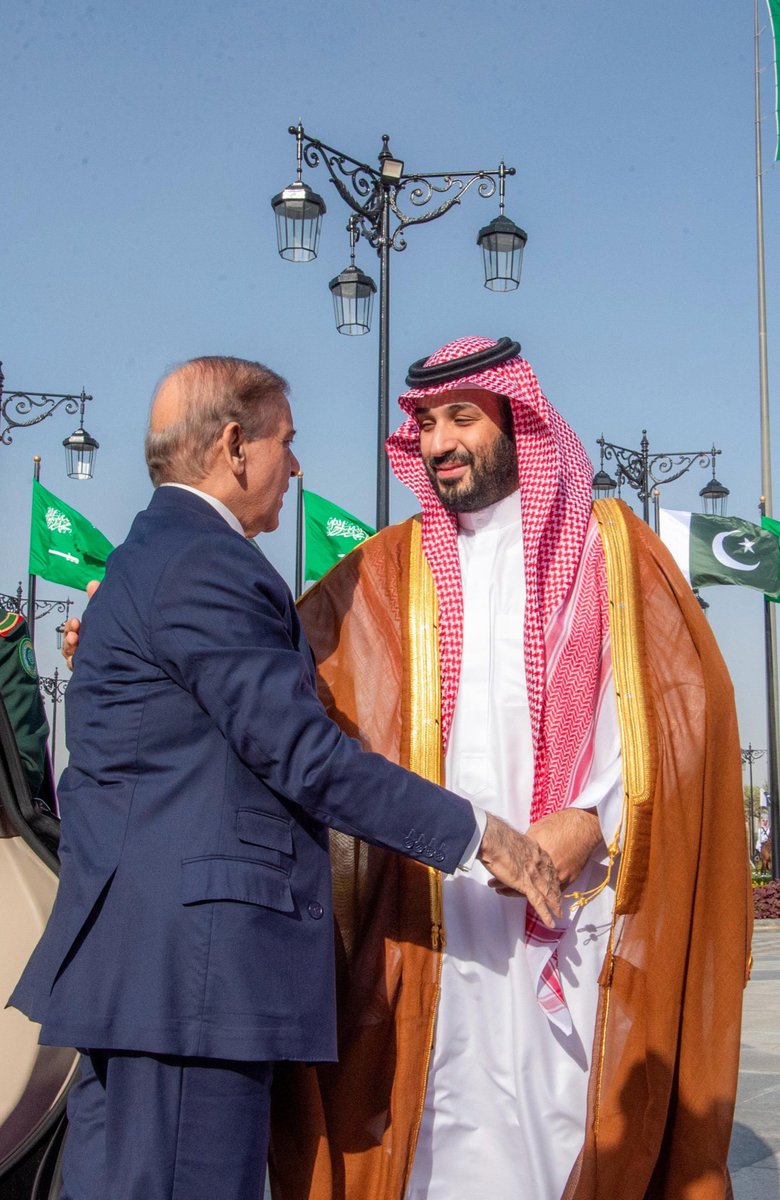 زيارة مرتقبة لرئيس الوزراء الباكستاني #شهباز_شريف إلى #السعودية خلال الأيام المقبلة، وتعد هذه الزيارة الثانية له خلال أقل من شهر.
حيث يلتقي بولي العهد الأمير #محمد_بن_سلمان‌ لبحث تطورات المفاوضات الجارية بين الولايات المتحدة وإيران إلى جانب مناقشة سبل التهدئة في المنطقة.