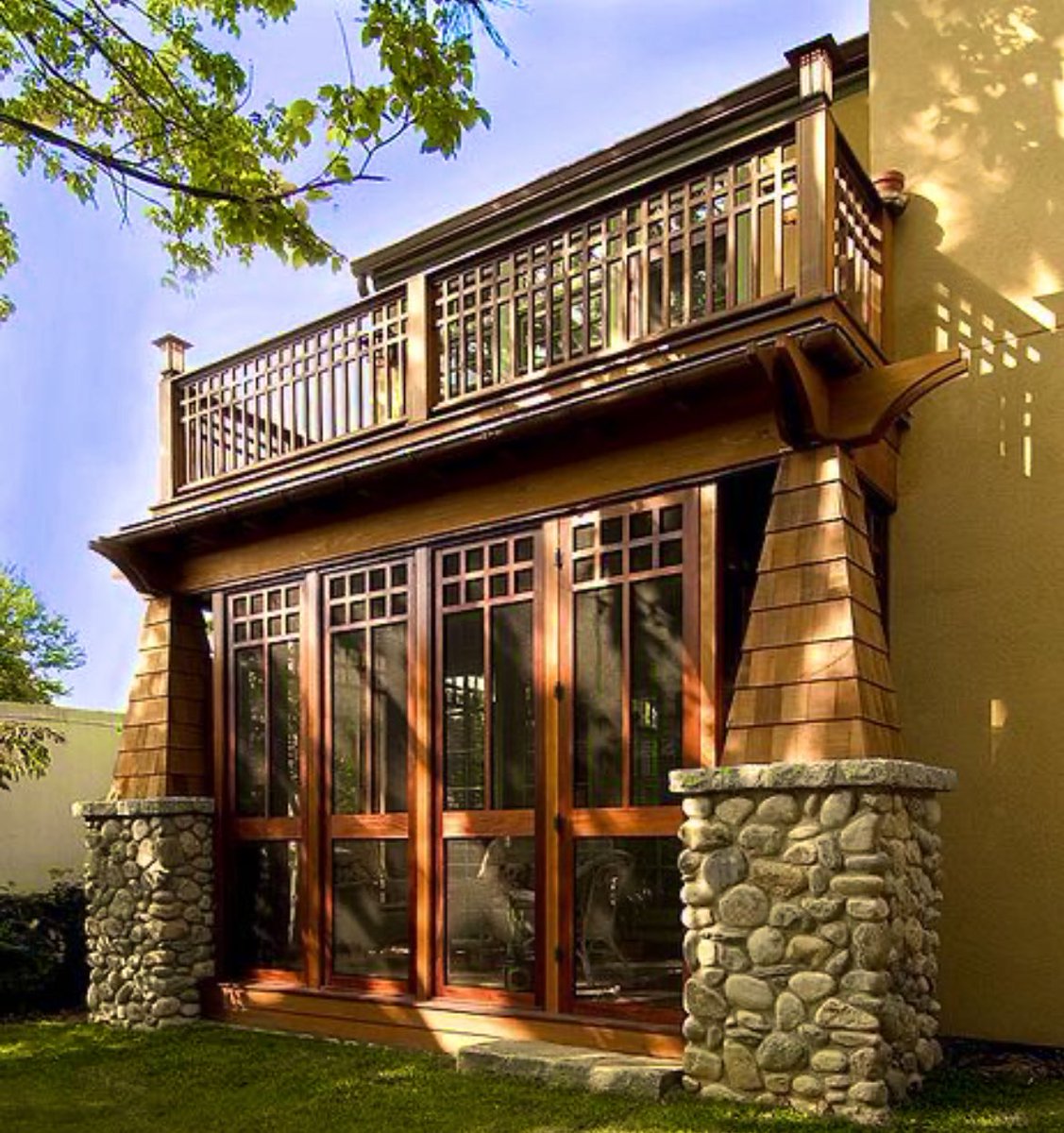 Watchman_motto's tweet image. Screened porch with sun deck up top. Craftsman supremacy. Best of both worlds.