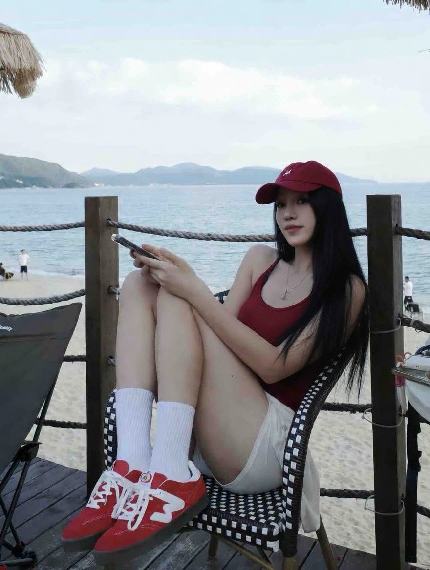 Kkjiang100's tweet photo. 海滩一天玩下来，白袜子直接成灰袜子了每沙子也太会粘了，脱鞋那一刻自己都笑出声，夏天就是这么真实
#体育生 https://t.co/DTEjRC9MTz