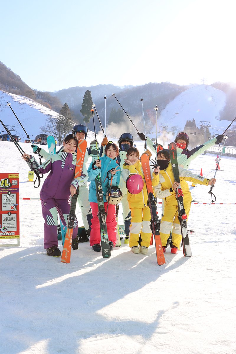 okuandibu's tweet photo. 「１５０日間」の「“スキー場営業が終了”」❄！！

本日「４月１２日」をもって💫…
グランスノー奥伊吹は長いシーズンの終わりを迎えました🙋✨

思い返せば…
「１１月１４日〜４月１２日」まで「５ヵ月＝１５０日間」のオープン🥳✨

「人工造雪機」＆「人工降雪機」をフル稼働しての雪造り⛄💫
“夜中から朝まで稼働”を続けた「圧雪車」でのゲレンデ整備も行い！！
「スタッフみんなで協力」しながら…今日まで「“滑走ゲレンデも維持”」してきました🏂✨

日々「スキー・スノーボードを楽しみに」来て下さるお客様の「笑顔」を想い、「好きなことを好きなだけ楽しんで」いただけるように⛷️ 🏂✨
また、このスキー場「グランスノー奥伊吹で過ごす１日」が「“特別な思い出の日に”」できるようにと「シーズン一日一日を大切にして」過ごしてきました😊✨

そんな中で迎えた開業「５６年目」のシーズン💫…
これだけ多くの皆さんに足を運んでいただいて…
「“どれだけ感謝の思いを”」お伝えしても足りません😊✨

みんなが「気持良く滑れたゲレンデ」に、“子供たちの明るい声”が聞こえた「キッズパーク」⛄🎶
笑って話しながら食べた「“あのレストランのご飯”」に🍕🧁🥂…
「最後に食べたアイス」🧁や持ち帰った「お土産」も🛍…
どれもが「色あせない思い出になれば」と向き合い、今日の最終日を迎えました🥳✨

“今日でスキー場は終わり”ですが…
この終わりの日が「次の笑顔作りのスタート」との思いも胸に✨…
…少し“休憩”も挟みながら💫
（頑張ってくれた社員やアルバイトのみんなにはゆっくりと休んでほしい😊）

もっともっと魅力ある「みんながワクワクする」ような✨
「未来に向けたスキー場造り」を進めて行けたらと思っています🙆

あらためて！！
今シーズンの「“１５０日間”本当にありがとうございました」😊✨

そして今年も「来シーズンに向けた“日本最速発表”」🥳✨
来シーズンのグランスノー奥伊吹は「１１月１３日（金）～４月１１日（日）」まで「１５０日間」の「オープンが決定」⛷️✨

ここから「7ヵ月」の間に💫…
素晴らしい準備を進めて…「皆さんの“心からのHAPPY”を作れるように」頑張って行きます🥳✨

また、来シーズン「“笑顔”」でお会いしましょう(*＾ー＾)ノ✨

グランスノー奥伊吹（旧：奥伊吹スキー場）⛷️✨
https://t.co/n1nCVNZ0cB