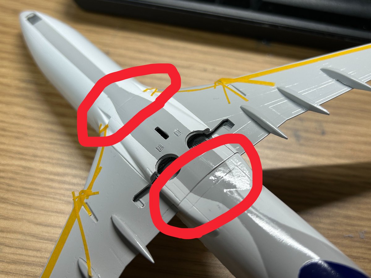 ハセガワ、レベル、ズベズダに共通して言えるけど737の赤丸の部分の合わせ目が苦手。
毎回うまくいかないんだよなぁ