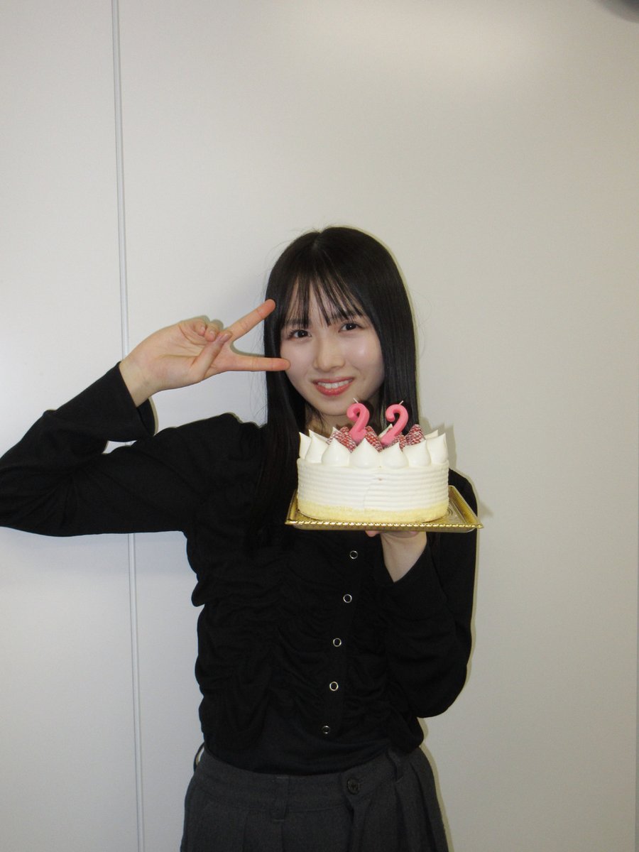 hinatazaka46's tweet photo. 【ブログ更新☀️ 上村ひなの】 22歳よろしくね https://t.co/n8fyf9DmVh #日向坂46 #上村ひなの https://t.co/tho4klm9mz