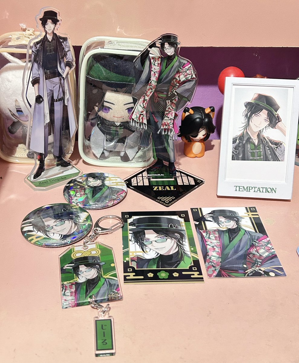ginjooka's tweet photo. i finally got my half-anniversary merch! (yippeee) i love the contrast between my pinkish little corner with the color green 😆💚
#ZealMerch #ジールみて https://t.co/sFm0oX9nUX