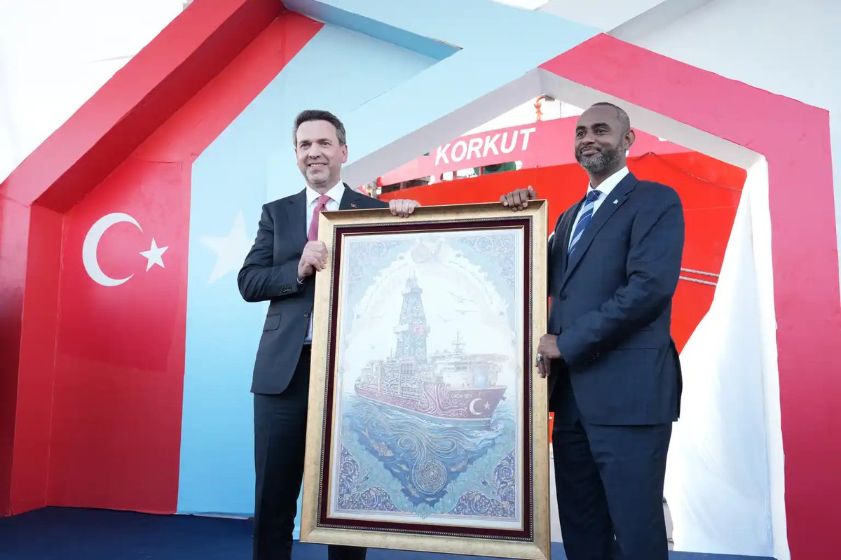 TC_MogadisuBE's tweet photo. Ülkemizin yurtdışındaki ilk derin deniz sondaj faaliyetini yürütecek Çağrı Bey'i karşılamak için Mogadişu'yu ziyaret eden Enerji ve Tabii Kaynaklar Bakanımız Sayın Alparslan Bayraktar başkanlığındaki heyetimize refakat ettik.

Bu süreçte emeği geçen tüm kurumlarımıza ve Somalili paydaşlarımıza şükranlarımızı sunuyoruz.

Waxaan ku wehelinnay wafdiga uu hoggaaminayay, Mudane Alparslan Bayraktar, Wasiirka Tamarta iyo Kheyraadka Dabiiciga ah ee Jamhuuriyadda Turkiga, oo Muqdisho ku yimid soo dhaweynta Çağrı Bey, oo fulin doonta howl-galkii ugu horreeyay ee dalkeenna laga qodayo qodista badda hoosteeda.

Waxaan u mahadcelineynaa dhammaan hay'adaha Turkiga iyo daneeyayaasha Soomaaliyeed ee ka qayb qaatay howshan.

We accompanied the delegation led by our Minister of Energy and Natural Resources, H.E. Alparslan Bayraktar, on their visit to Mogadishu to welcome Çağrı Bey, who will be conducting our country's first deep-sea drilling operation abroad.

We express our gratitude to all Turkish institutions and Somalian stakeholders who took part in this process.