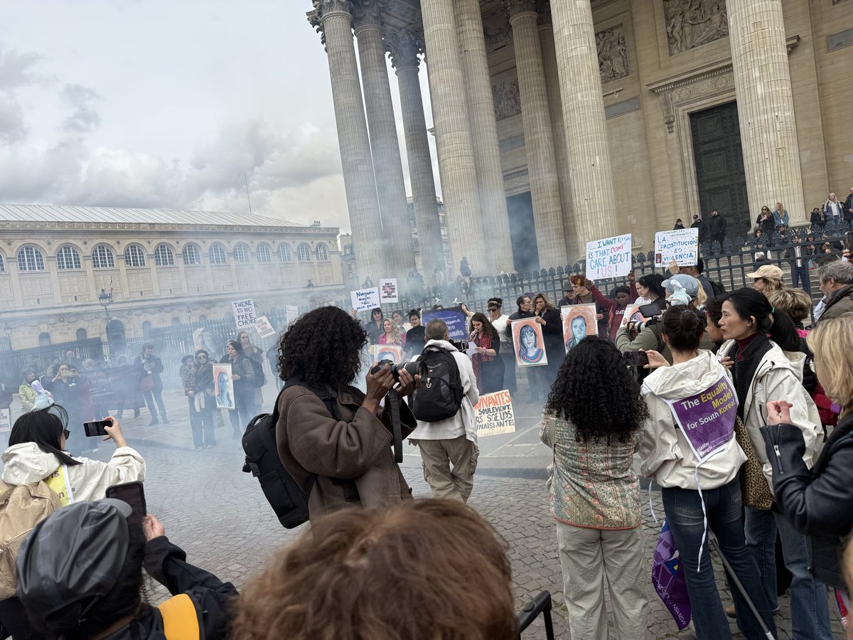 Dragaf's tweet photo. Rassemblement de survivantes de la prostitution  au Pantheon à l’occasion des 10 ans de la loi contre les violences prostitutionnelles https://t.co/txu3xgLSwh