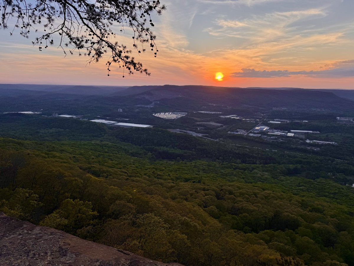 EddieErdmann's tweet photo. Last nightβs sunset atop Lookout Mountain
#Chattanooga #sunset #LookoutMountain #Tennessee https://t.co/3P2N9ZHAVR
